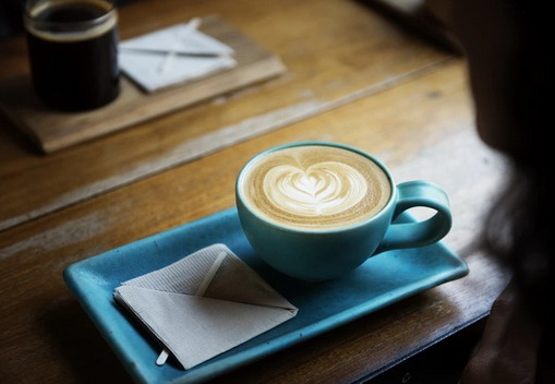 爱上海：Challenge the limits of your taste buds! The creative tea drinks at Shanghai's new tea studio will open up a new taste experience for you.